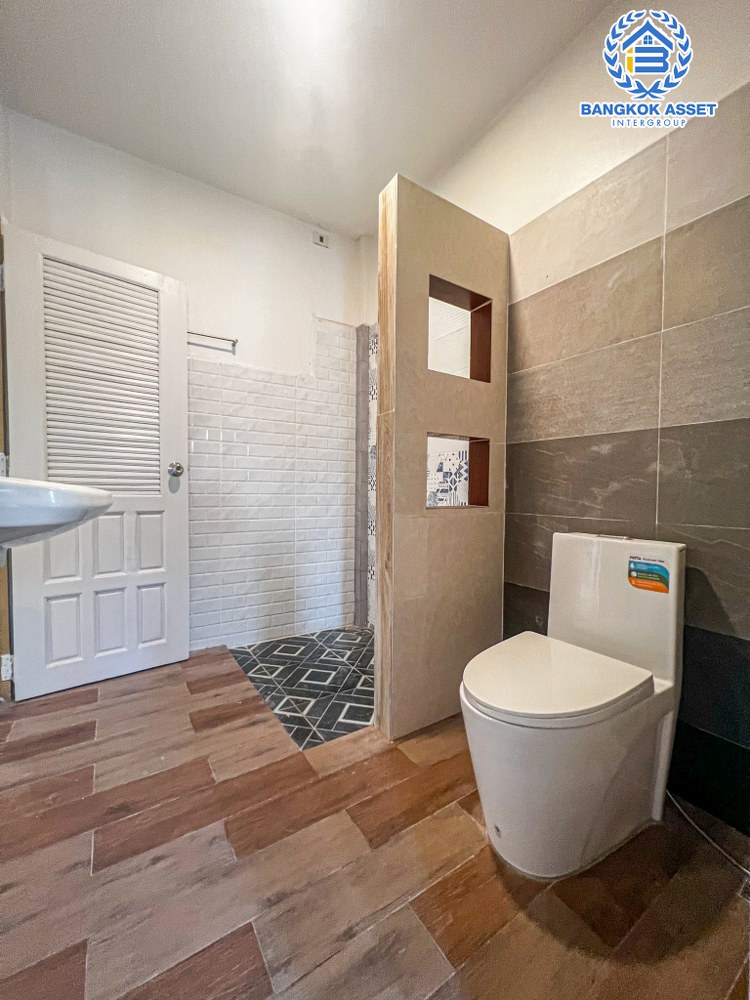 *****ทาวน์เฮ้าส์มือสอง หมู่บ้าน บ้านสายลม แจ้งวัฒนะ-ปากเกร็ด เนื้อที่กว้าง 27 ตร.ว. ฟังก์ชัน 3 ห้องนอน 2 ห้องน้ำ 2 ที่จอดรถ ภายในสภาพดีเยี่ยม ตกแต่งใหม่ทั้ง พร้อมเข้าอยู่ได้ทันที บนทำเลดี เชื่อมต่อถนนแจ้งวัฒนะ-ปากเกร็ด, ถนนติวานนท์-ปทุมธานี, ถนนเลี่ยงเมืองปากเกร็ด ใกล้รถไฟฟ้าสายสีชมพู "สถานีเลี่ยงเมืองปากเกร็ด" และจุดขึ้นทางด่วน "แจ้งวัฒนะ"