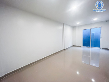 *****ทาวน์เฮ้าส์มือสอง หมู่บ้าน บ้านสายลม แจ้งวัฒนะ-ปากเกร็ด เนื้อที่กว้าง 27 ตร.ว. ฟังก์ชัน 3 ห้องนอน 2 ห้องน้ำ 2 ที่จอดรถ ภายในสภาพดีเยี่ยม ตกแต่งใหม่ทั้ง พร้อมเข้าอยู่ได้ทันที บนทำเลดี เชื่อมต่อถนนแจ้งวัฒนะ-ปากเกร็ด, ถนนติวานนท์-ปทุมธานี, ถนนเลี่ยงเมืองปากเกร็ด ใกล้รถไฟฟ้าสายสีชมพู "สถานีเลี่ยงเมืองปากเกร็ด" และจุดขึ้นทางด่วน "แจ้งวัฒนะ"