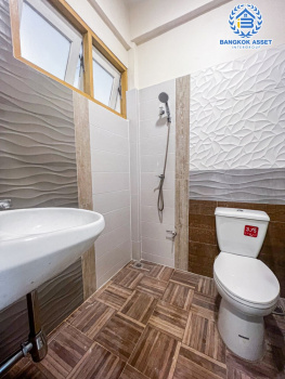 *****ทาวน์เฮ้าส์มือสอง หมู่บ้าน บ้านสายลม แจ้งวัฒนะ-ปากเกร็ด เนื้อที่กว้าง 27 ตร.ว. ฟังก์ชัน 3 ห้องนอน 2 ห้องน้ำ 2 ที่จอดรถ ภายในสภาพดีเยี่ยม ตกแต่งใหม่ทั้ง พร้อมเข้าอยู่ได้ทันที บนทำเลดี เชื่อมต่อถนนแจ้งวัฒนะ-ปากเกร็ด, ถนนติวานนท์-ปทุมธานี, ถนนเลี่ยงเมืองปากเกร็ด ใกล้รถไฟฟ้าสายสีชมพู "สถานีเลี่ยงเมืองปากเกร็ด" และจุดขึ้นทางด่วน "แจ้งวัฒนะ"