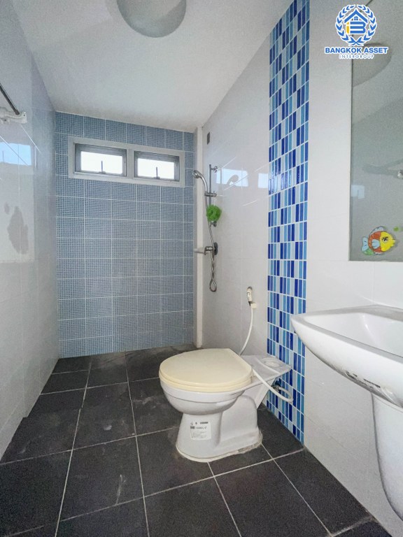 *****ทาวน์เฮ้าส์มือสองกรุงเทพมหานคร โครงการ มายเพลส เกษตร-นวมินทร์ 72 เนื้อที่กว้าง 21 ตร.ว บ้านสภาพดี มี 3 ชั้น พื้นที่ใช้สอยเยอะ พร้อมฟังก์ชันแห่งสุขสบาย 3 ห้องนอน 3 ห้องน้ำ 2 ที่จอดรถ เหมาะกับทุกการอยู่อาศัย ทำเลเดินทางสะดวก เชื่อมต่อถนนหลายสาย ได้แก่ ถนนนวมินทร์, ถนนรัชดา-รามอินทรา, ถนนประเสริฐมนูกิจ ใกล้จุดขึ้นทางด่วน "รามอินทรา"