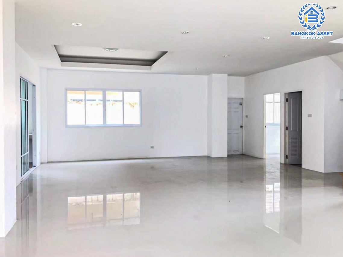 บ้านเดี่ยวมือสองชลบุรี โครงการ สยาม ธารามันตรา บ้านบึง-ชลบุรี เนื้อที่กว้างถึง 108 ตร.ว. ฟังก์ชัน 3 ห้องนอน 2 ห้องน้ำ 2 ที่จอดรถ บนทำเลแห่งการเดินทาง เชื่อมต่อถนนสุขุมวิท, ถนนชลบุรี-บ้านบึง ใกล้จุดขึ้นทางด่วน "มอเตอร์เวย์" ห้ามพลาดเด็ดขาด !