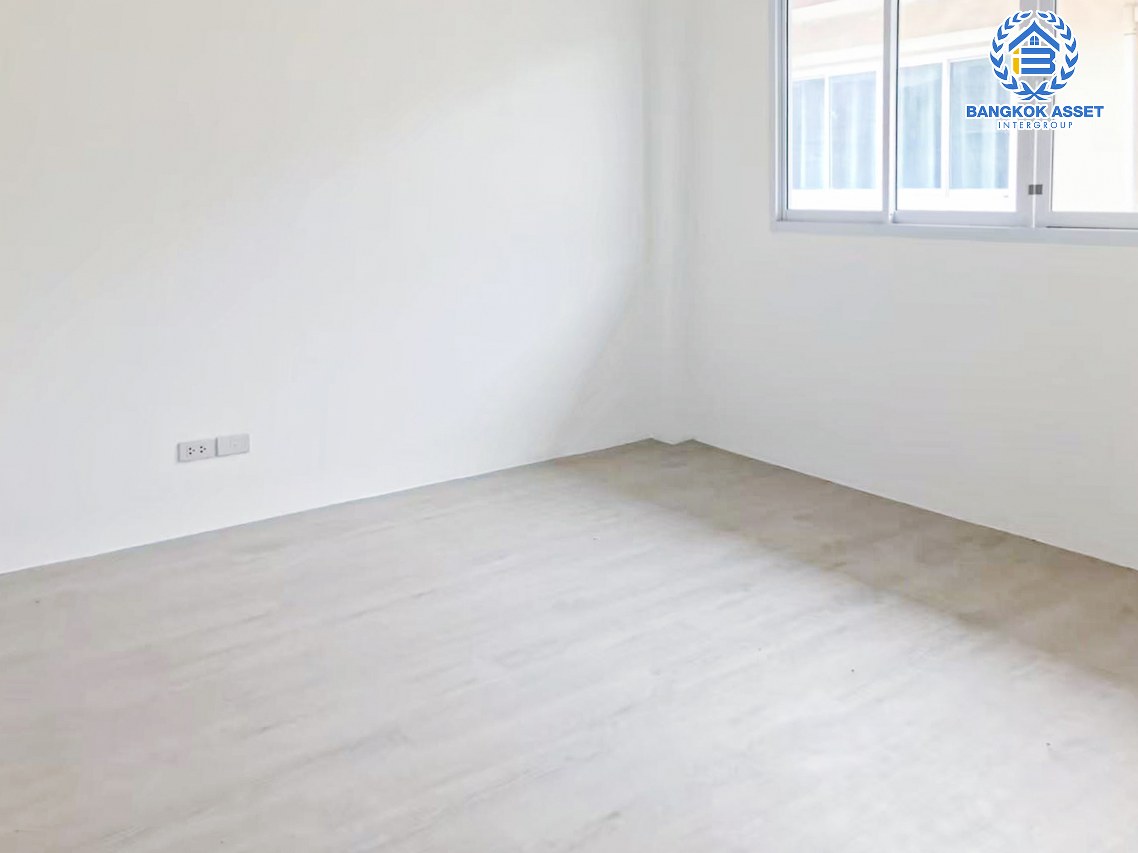 บ้านเดี่ยวมือสองชลบุรี โครงการ สยาม ธารามันตรา บ้านบึง-ชลบุรี เนื้อที่กว้างถึง 108 ตร.ว. ฟังก์ชัน 3 ห้องนอน 2 ห้องน้ำ 2 ที่จอดรถ บนทำเลแห่งการเดินทาง เชื่อมต่อถนนสุขุมวิท, ถนนชลบุรี-บ้านบึง ใกล้จุดขึ้นทางด่วน "มอเตอร์เวย์" ห้ามพลาดเด็ดขาด !