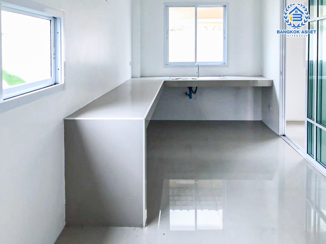 บ้านเดี่ยวมือสองชลบุรี โครงการ สยาม ธารามันตรา บ้านบึง-ชลบุรี เนื้อที่กว้างถึง 108 ตร.ว. ฟังก์ชัน 3 ห้องนอน 2 ห้องน้ำ 2 ที่จอดรถ บนทำเลแห่งการเดินทาง เชื่อมต่อถนนสุขุมวิท, ถนนชลบุรี-บ้านบึง ใกล้จุดขึ้นทางด่วน "มอเตอร์เวย์" ห้ามพลาดเด็ดขาด !