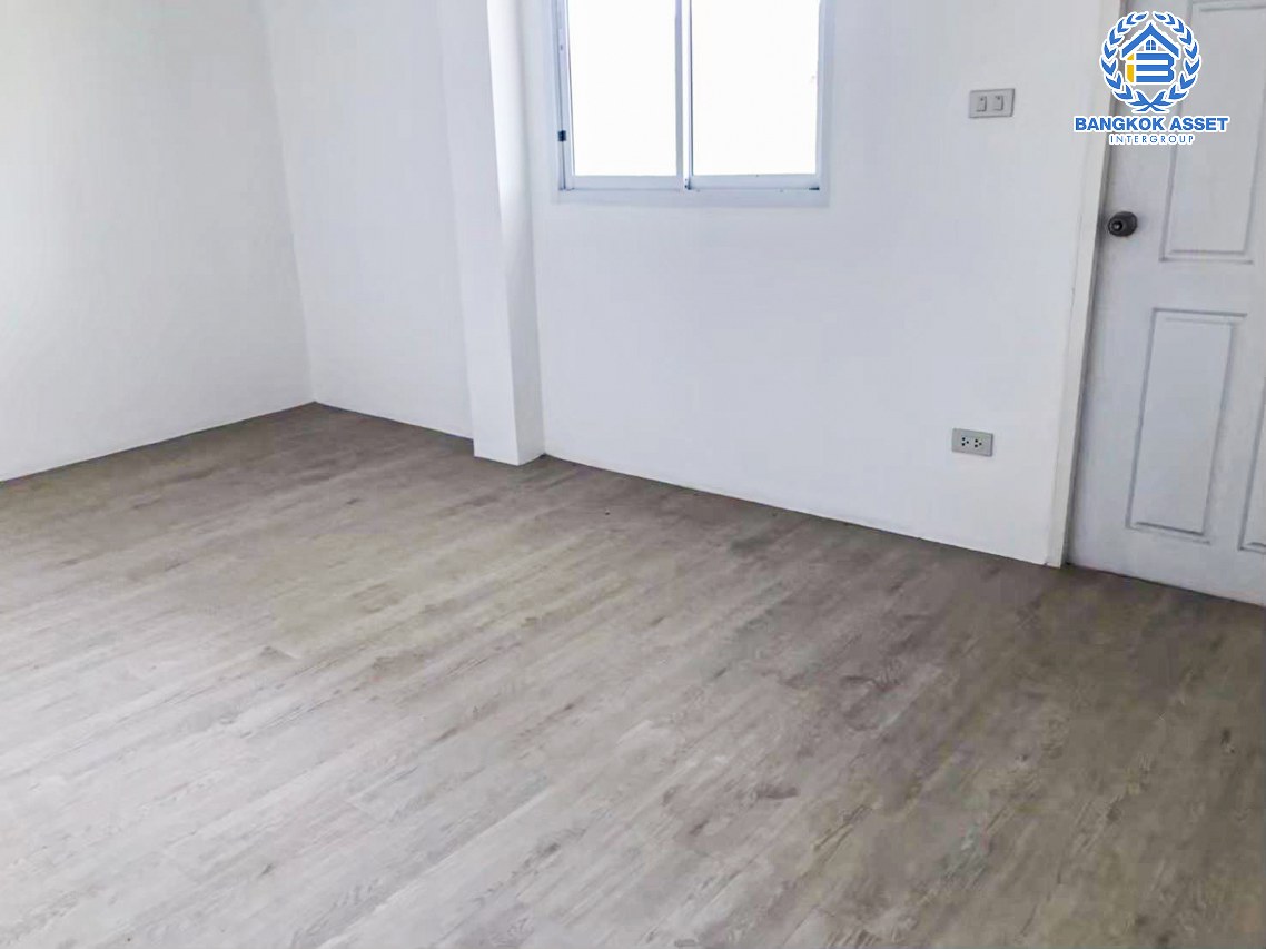 บ้านเดี่ยวมือสองชลบุรี โครงการ สยาม ธารามันตรา บ้านบึง-ชลบุรี เนื้อที่กว้างถึง 108 ตร.ว. ฟังก์ชัน 3 ห้องนอน 2 ห้องน้ำ 2 ที่จอดรถ บนทำเลแห่งการเดินทาง เชื่อมต่อถนนสุขุมวิท, ถนนชลบุรี-บ้านบึง ใกล้จุดขึ้นทางด่วน "มอเตอร์เวย์" ห้ามพลาดเด็ดขาด !