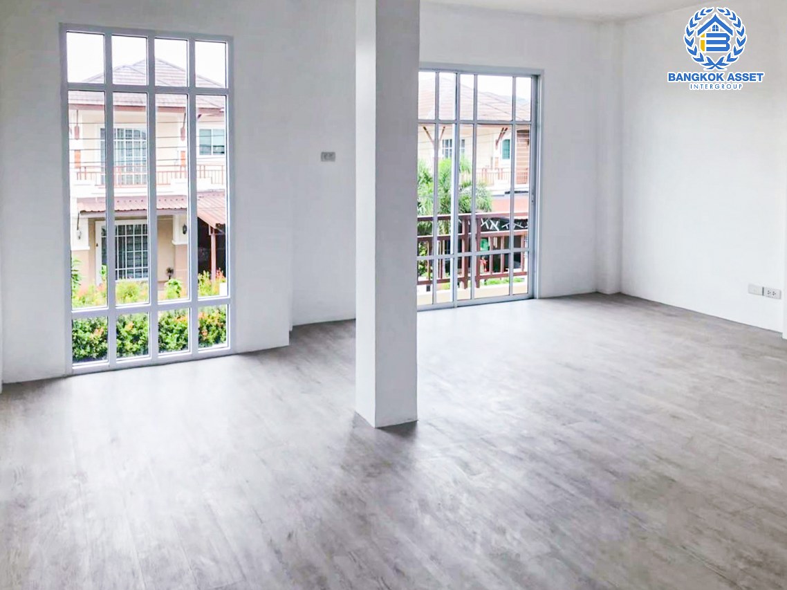 บ้านเดี่ยวมือสองชลบุรี โครงการ สยาม ธารามันตรา บ้านบึง-ชลบุรี เนื้อที่กว้างถึง 108 ตร.ว. ฟังก์ชัน 3 ห้องนอน 2 ห้องน้ำ 2 ที่จอดรถ บนทำเลแห่งการเดินทาง เชื่อมต่อถนนสุขุมวิท, ถนนชลบุรี-บ้านบึง ใกล้จุดขึ้นทางด่วน "มอเตอร์เวย์" ห้ามพลาดเด็ดขาด !