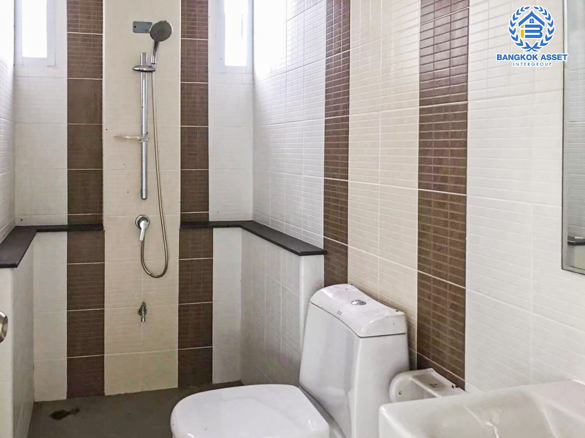 บ้านเดี่ยวมือสองชลบุรี โครงการ สยาม ธารามันตรา บ้านบึง-ชลบุรี เนื้อที่กว้างถึง 108 ตร.ว. ฟังก์ชัน 3 ห้องนอน 2 ห้องน้ำ 2 ที่จอดรถ บนทำเลแห่งการเดินทาง เชื่อมต่อถนนสุขุมวิท, ถนนชลบุรี-บ้านบึง ใกล้จุดขึ้นทางด่วน "มอเตอร์เวย์" ห้ามพลาดเด็ดขาด !