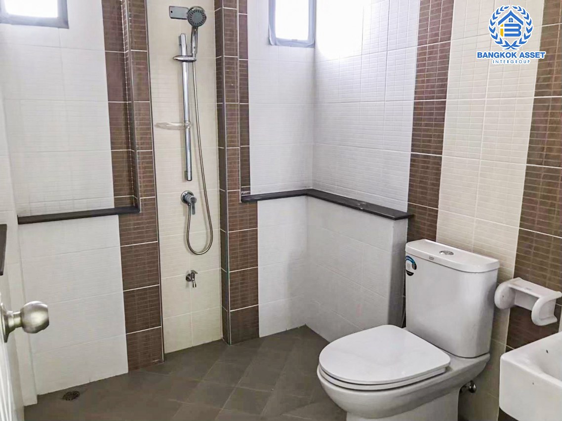 บ้านเดี่ยวมือสองชลบุรี โครงการ สยาม ธารามันตรา บ้านบึง-ชลบุรี เนื้อที่กว้างถึง 108 ตร.ว. ฟังก์ชัน 3 ห้องนอน 2 ห้องน้ำ 2 ที่จอดรถ บนทำเลแห่งการเดินทาง เชื่อมต่อถนนสุขุมวิท, ถนนชลบุรี-บ้านบึง ใกล้จุดขึ้นทางด่วน "มอเตอร์เวย์" ห้ามพลาดเด็ดขาด !