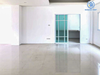 บ้านเดี่ยวมือสองชลบุรี โครงการ สยาม ธารามันตรา บ้านบึง-ชลบุรี เนื้อที่กว้างถึง 108 ตร.ว. ฟังก์ชัน 3 ห้องนอน 2 ห้องน้ำ 2 ที่จอดรถ บนทำเลแห่งการเดินทาง เชื่อมต่อถนนสุขุมวิท, ถนนชลบุรี-บ้านบึง ใกล้จุดขึ้นทางด่วน "มอเตอร์เวย์" ห้ามพลาดเด็ดขาด !