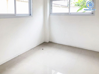 บ้านเดี่ยวมือสองชลบุรี โครงการ สยาม ธารามันตรา บ้านบึง-ชลบุรี เนื้อที่กว้างถึง 108 ตร.ว. ฟังก์ชัน 3 ห้องนอน 2 ห้องน้ำ 2 ที่จอดรถ บนทำเลแห่งการเดินทาง เชื่อมต่อถนนสุขุมวิท, ถนนชลบุรี-บ้านบึง ใกล้จุดขึ้นทางด่วน "มอเตอร์เวย์" ห้ามพลาดเด็ดขาด !