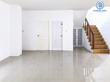 บ้านเดี่ยวมือสองชลบุรี โครงการ สยาม ธารามันตรา บ้านบึง-ชลบุรี เนื้อที่กว้างถึง 108 ตร.ว. ฟังก์ชัน 3 ห้องนอน 2 ห้องน้ำ 2 ที่จอดรถ บนทำเลแห่งการเดินทาง เชื่อมต่อถนนสุขุมวิท, ถนนชลบุรี-บ้านบึง ใกล้จุดขึ้นทางด่วน "มอเตอร์เวย์" ห้ามพลาดเด็ดขาด !