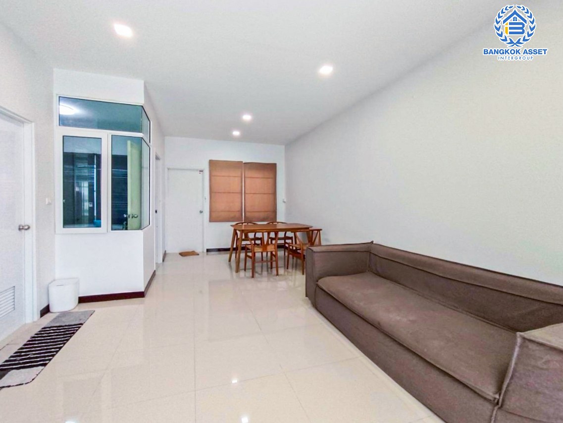 ทาวน์เฮ้าส์มือสองกรุงเทพมหานคร โครงการ คาซ่าซิตี้ บางขุนเทียน-พระราม2 #หลังมุม เนื้อที่กว้างเกือบ 27 ตร.ว. ฟังก์ชัน 4 ห้องนอน 3 ห้องน้ำ 2 ที่จอดรถ แถมฟรี! 2 เครื่องปรับอากาศ, ตู้บิวท์อิน และโซฟา บนทำเลเข้าเมือง หรือออกต่างจังหวัดได้สะดวก ใกล้ทางด่วน "พระราม2" และทางด่วน "วงแหวนกาญจนาฯ"