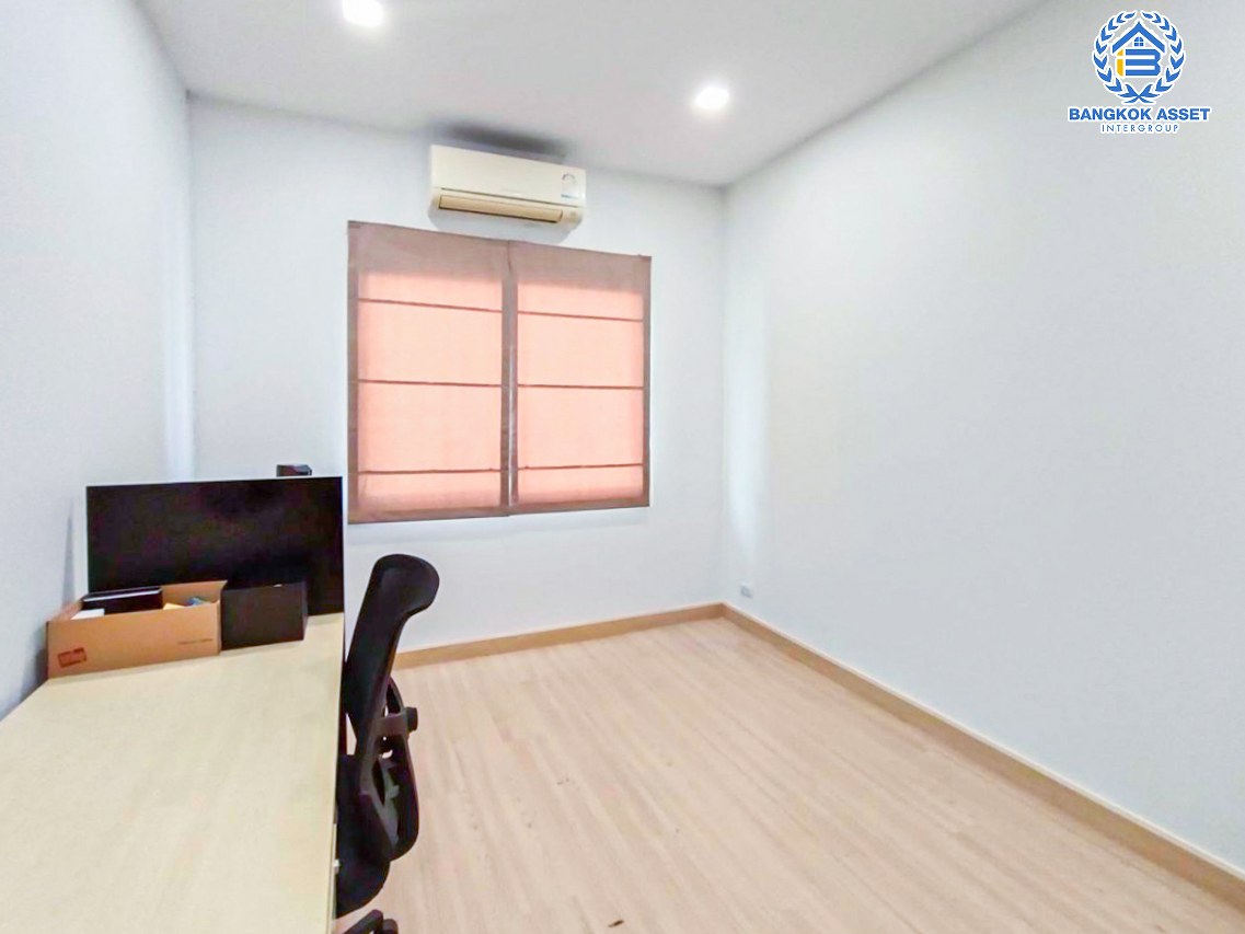 ทาวน์เฮ้าส์มือสองกรุงเทพมหานคร โครงการ คาซ่าซิตี้ บางขุนเทียน-พระราม2 #หลังมุม เนื้อที่กว้างเกือบ 27 ตร.ว. ฟังก์ชัน 4 ห้องนอน 3 ห้องน้ำ 2 ที่จอดรถ แถมฟรี! 2 เครื่องปรับอากาศ, ตู้บิวท์อิน และโซฟา บนทำเลเข้าเมือง หรือออกต่างจังหวัดได้สะดวก ใกล้ทางด่วน "พระราม2" และทางด่วน "วงแหวนกาญจนาฯ"