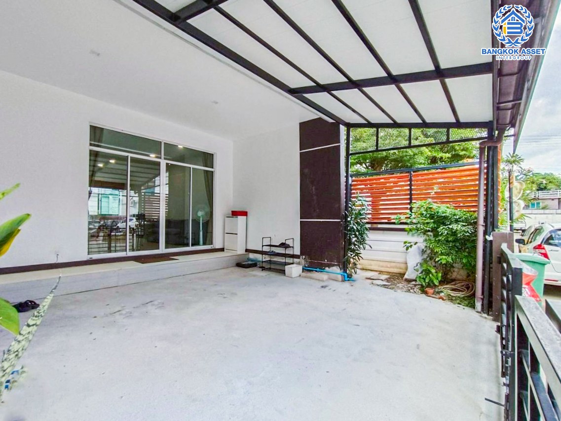 ทาวน์เฮ้าส์มือสองกรุงเทพมหานคร โครงการ คาซ่าซิตี้ บางขุนเทียน-พระราม2 #หลังมุม เนื้อที่กว้างเกือบ 27 ตร.ว. ฟังก์ชัน 4 ห้องนอน 3 ห้องน้ำ 2 ที่จอดรถ แถมฟรี! 2 เครื่องปรับอากาศ, ตู้บิวท์อิน และโซฟา บนทำเลเข้าเมือง หรือออกต่างจังหวัดได้สะดวก ใกล้ทางด่วน "พระราม2" และทางด่วน "วงแหวนกาญจนาฯ"