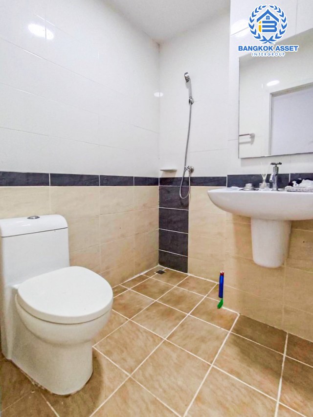 ทาวน์เฮ้าส์มือสองกรุงเทพมหานคร โครงการ คาซ่าซิตี้ บางขุนเทียน-พระราม2 #หลังมุม เนื้อที่กว้างเกือบ 27 ตร.ว. ฟังก์ชัน 4 ห้องนอน 3 ห้องน้ำ 2 ที่จอดรถ แถมฟรี! 2 เครื่องปรับอากาศ, ตู้บิวท์อิน และโซฟา บนทำเลเข้าเมือง หรือออกต่างจังหวัดได้สะดวก ใกล้ทางด่วน "พระราม2" และทางด่วน "วงแหวนกาญจนาฯ"