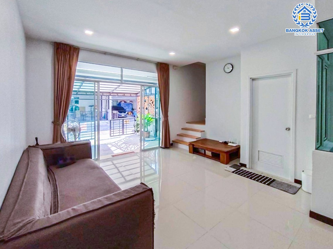 ทาวน์เฮ้าส์มือสองกรุงเทพมหานคร โครงการ คาซ่าซิตี้ บางขุนเทียน-พระราม2 #หลังมุม เนื้อที่กว้างเกือบ 27 ตร.ว. ฟังก์ชัน 4 ห้องนอน 3 ห้องน้ำ 2 ที่จอดรถ แถมฟรี! 2 เครื่องปรับอากาศ, ตู้บิวท์อิน และโซฟา บนทำเลเข้าเมือง หรือออกต่างจังหวัดได้สะดวก ใกล้ทางด่วน "พระราม2" และทางด่วน "วงแหวนกาญจนาฯ"