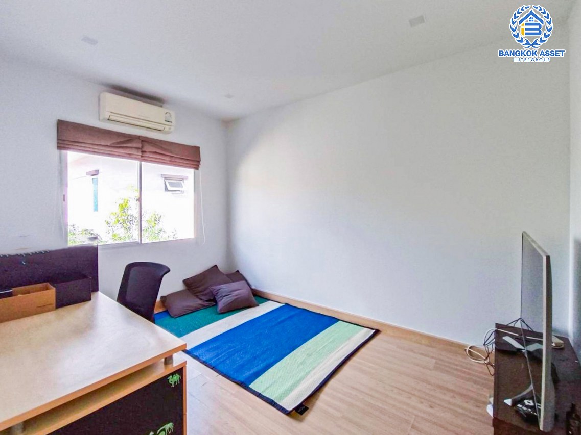 ทาวน์เฮ้าส์มือสองกรุงเทพมหานคร โครงการ คาซ่าซิตี้ บางขุนเทียน-พระราม2 #หลังมุม เนื้อที่กว้างเกือบ 27 ตร.ว. ฟังก์ชัน 4 ห้องนอน 3 ห้องน้ำ 2 ที่จอดรถ แถมฟรี! 2 เครื่องปรับอากาศ, ตู้บิวท์อิน และโซฟา บนทำเลเข้าเมือง หรือออกต่างจังหวัดได้สะดวก ใกล้ทางด่วน "พระราม2" และทางด่วน "วงแหวนกาญจนาฯ"