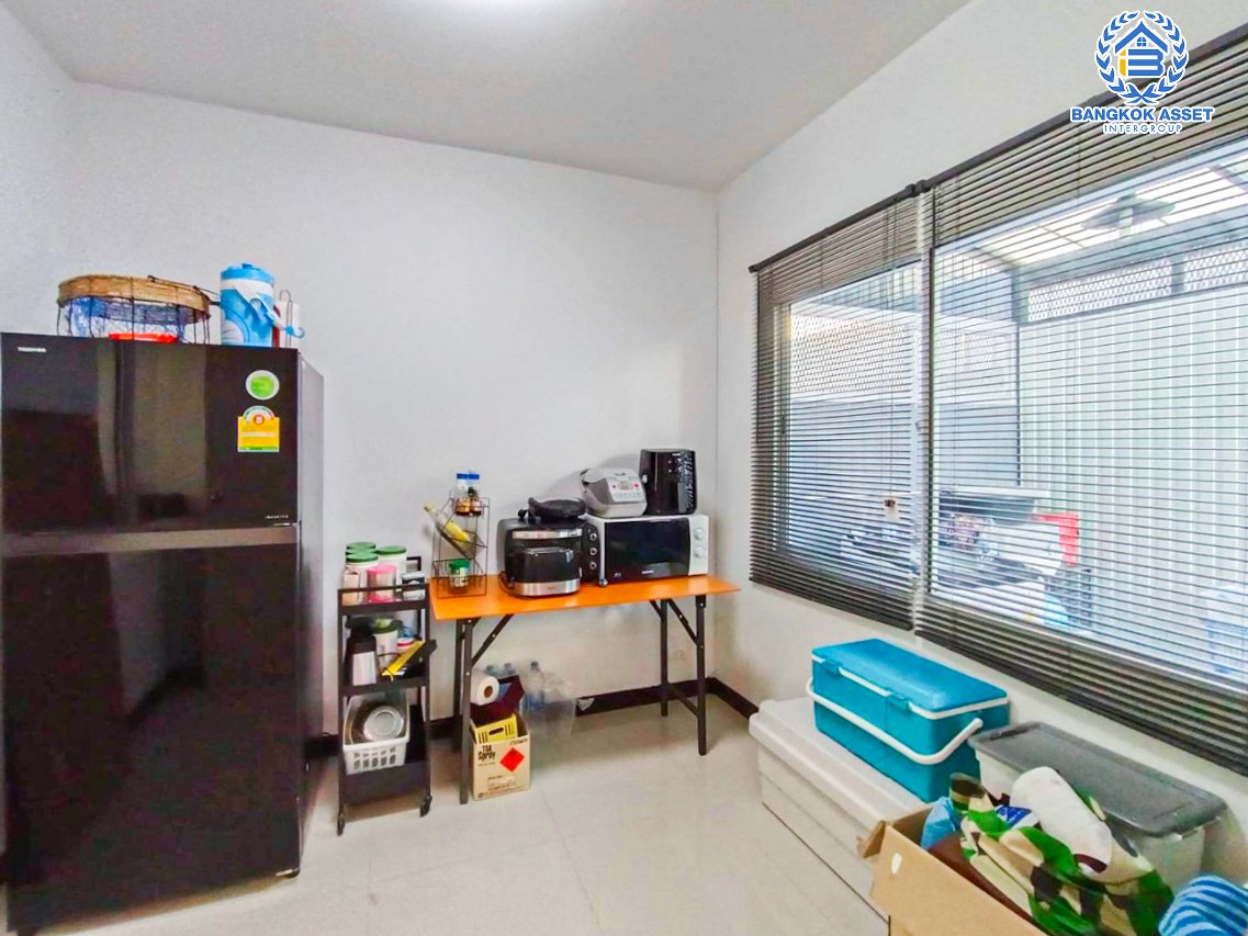 ทาวน์เฮ้าส์มือสองกรุงเทพมหานคร โครงการ คาซ่าซิตี้ บางขุนเทียน-พระราม2 #หลังมุม เนื้อที่กว้างเกือบ 27 ตร.ว. ฟังก์ชัน 4 ห้องนอน 3 ห้องน้ำ 2 ที่จอดรถ แถมฟรี! 2 เครื่องปรับอากาศ, ตู้บิวท์อิน และโซฟา บนทำเลเข้าเมือง หรือออกต่างจังหวัดได้สะดวก ใกล้ทางด่วน "พระราม2" และทางด่วน "วงแหวนกาญจนาฯ"