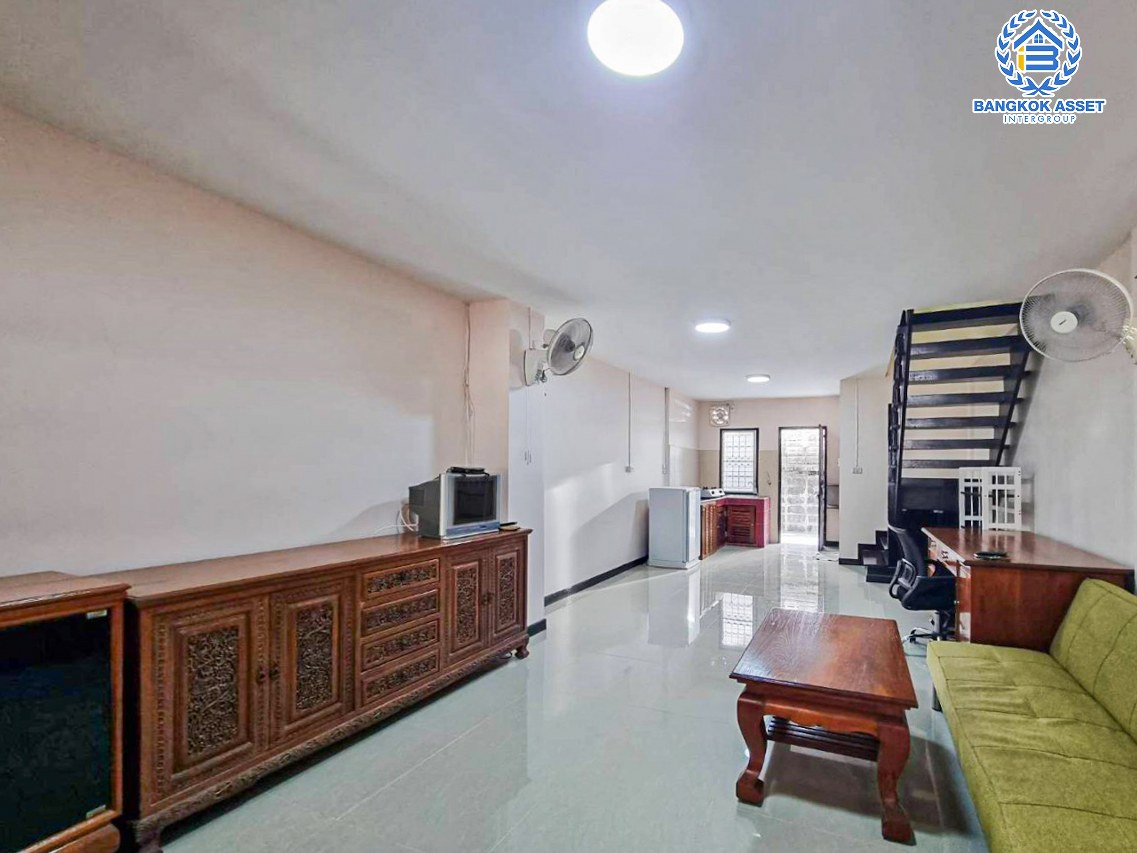 *****ทาวน์เฮ้าส์มือสองนนทบุรี หมู่บ้าน อุทยานทอง แจ้งวัฒนะ-ปากเกร็ด19 เนื้อที่ 18 ตร.ว. ฟังก์ชัน 2 ห้องนอน 2 ห้องน้ำ 1 ที่จอดรถ บ้านตกแต่งใหม่ ทำเลเดินทางสะดวก บนถนนแจ้งวัฒนะ อยู่ตรงข้ามเซ็นทรัลแจ้งวัฒนะ ใกล้รถไฟฟ้าสายสีชมพู "สถานีแจ้งวัฒนะ-ปากเกร็ด28" และจุดขึ้นทางด่วน "แจ้งวัฒนะ"