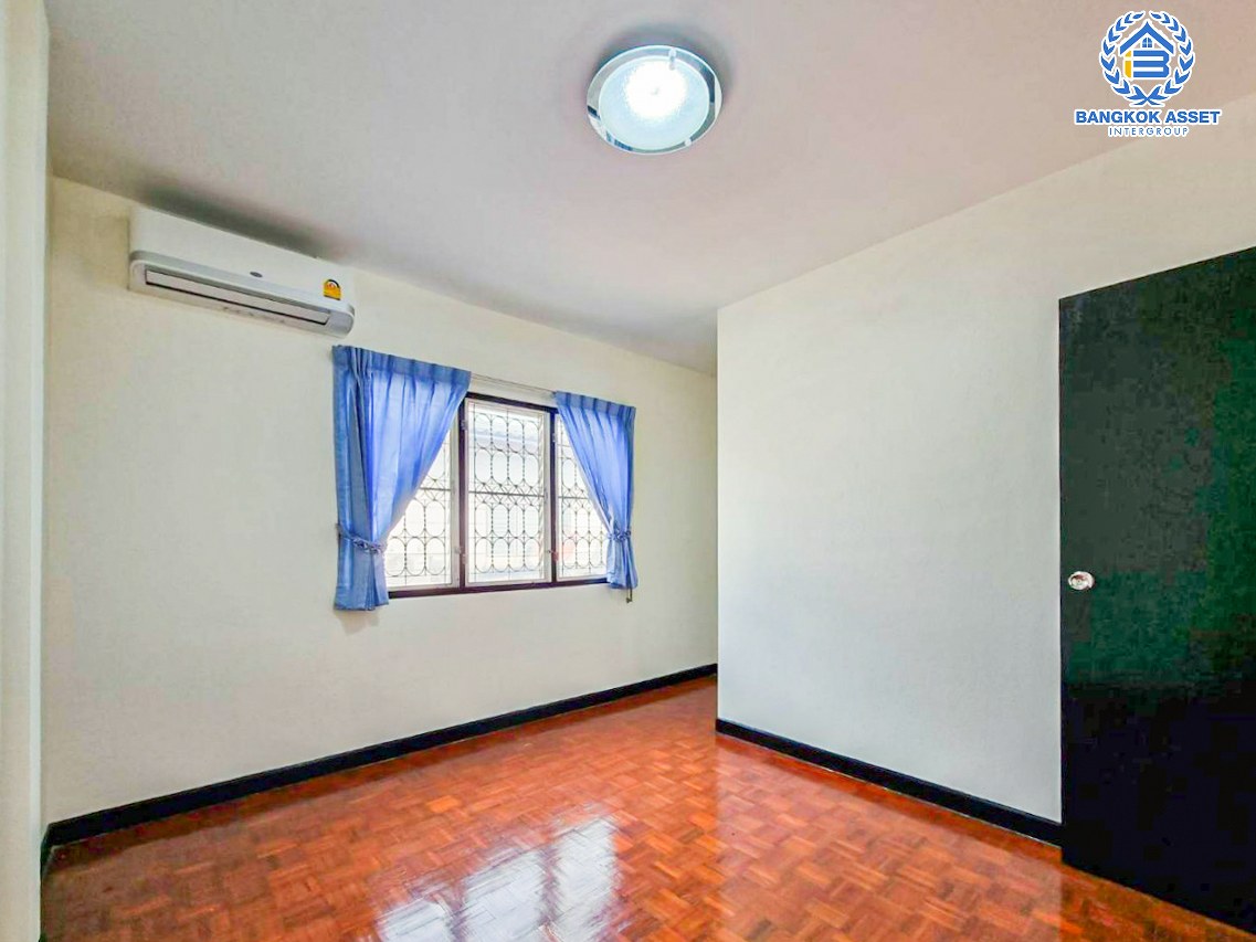 *****ทาวน์เฮ้าส์มือสองนนทบุรี หมู่บ้าน อุทยานทอง แจ้งวัฒนะ-ปากเกร็ด19 เนื้อที่ 18 ตร.ว. ฟังก์ชัน 2 ห้องนอน 2 ห้องน้ำ 1 ที่จอดรถ บ้านตกแต่งใหม่ ทำเลเดินทางสะดวก บนถนนแจ้งวัฒนะ อยู่ตรงข้ามเซ็นทรัลแจ้งวัฒนะ ใกล้รถไฟฟ้าสายสีชมพู "สถานีแจ้งวัฒนะ-ปากเกร็ด28" และจุดขึ้นทางด่วน "แจ้งวัฒนะ"