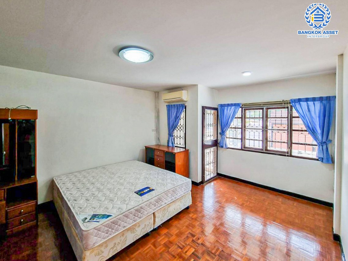 *****ทาวน์เฮ้าส์มือสองนนทบุรี หมู่บ้าน อุทยานทอง แจ้งวัฒนะ-ปากเกร็ด19 เนื้อที่ 18 ตร.ว. ฟังก์ชัน 2 ห้องนอน 2 ห้องน้ำ 1 ที่จอดรถ บ้านตกแต่งใหม่ ทำเลเดินทางสะดวก บนถนนแจ้งวัฒนะ อยู่ตรงข้ามเซ็นทรัลแจ้งวัฒนะ ใกล้รถไฟฟ้าสายสีชมพู "สถานีแจ้งวัฒนะ-ปากเกร็ด28" และจุดขึ้นทางด่วน "แจ้งวัฒนะ"