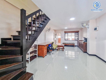 *****ทาวน์เฮ้าส์มือสองนนทบุรี หมู่บ้าน อุทยานทอง แจ้งวัฒนะ-ปากเกร็ด19 เนื้อที่ 18 ตร.ว. ฟังก์ชัน 2 ห้องนอน 2 ห้องน้ำ 1 ที่จอดรถ บ้านตกแต่งใหม่ ทำเลเดินทางสะดวก บนถนนแจ้งวัฒนะ อยู่ตรงข้ามเซ็นทรัลแจ้งวัฒนะ ใกล้รถไฟฟ้าสายสีชมพู "สถานีแจ้งวัฒนะ-ปากเกร็ด28" และจุดขึ้นทางด่วน "แจ้งวัฒนะ"