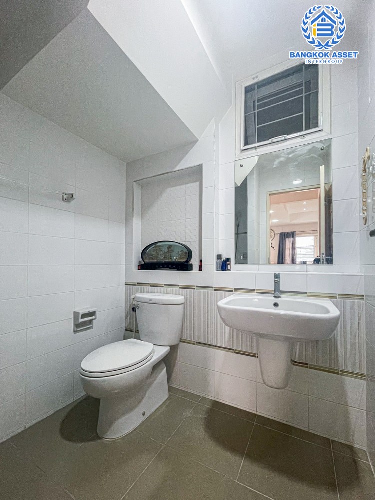 บ้านเดี่ยวมือสอง โครงการ ชัยพฤกษ์ บางใหญ่(เฟส4) แบรนด์ L&H เนื้อที่กว้าง 54 ตร.ว. ฟังก์ชัน 3 ห้องนอน 3 ห้องน้ำ 2 ที่จอดรถ สภาพดีขายถูกที่สุดในโครงการ พร้อมเข้าอยู่ได้เลย! ตั้งบนทำเลเดินทางสะดวก เชื่อมต่อถนนกาญจนาภิเษก, ถนนจันทร์ทองเอี่ยม, ถนนคลองถนน ใกล้รถไฟฟ้าสายสีม่วง "สถานีคลองบางไผ่"