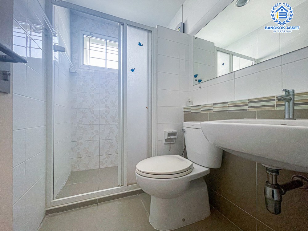 บ้านเดี่ยวมือสอง โครงการ ชัยพฤกษ์ บางใหญ่(เฟส4) แบรนด์ L&H เนื้อที่กว้าง 54 ตร.ว. ฟังก์ชัน 3 ห้องนอน 3 ห้องน้ำ 2 ที่จอดรถ สภาพดีขายถูกที่สุดในโครงการ พร้อมเข้าอยู่ได้เลย! ตั้งบนทำเลเดินทางสะดวก เชื่อมต่อถนนกาญจนาภิเษก, ถนนจันทร์ทองเอี่ยม, ถนนคลองถนน ใกล้รถไฟฟ้าสายสีม่วง "สถานีคลองบางไผ่"