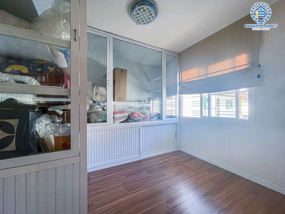 บ้านเดี่ยวมือสอง โครงการ ชัยพฤกษ์ บางใหญ่(เฟส4) แบรนด์ L&H เนื้อที่กว้าง 54 ตร.ว. ฟังก์ชัน 3 ห้องนอน 3 ห้องน้ำ 2 ที่จอดรถ สภาพดีขายถูกที่สุดในโครงการ พร้อมเข้าอยู่ได้เลย! ตั้งบนทำเลเดินทางสะดวก เชื่อมต่อถนนกาญจนาภิเษก, ถนนจันทร์ทองเอี่ยม, ถนนคลองถนน ใกล้รถไฟฟ้าสายสีม่วง "สถานีคลองบางไผ่"