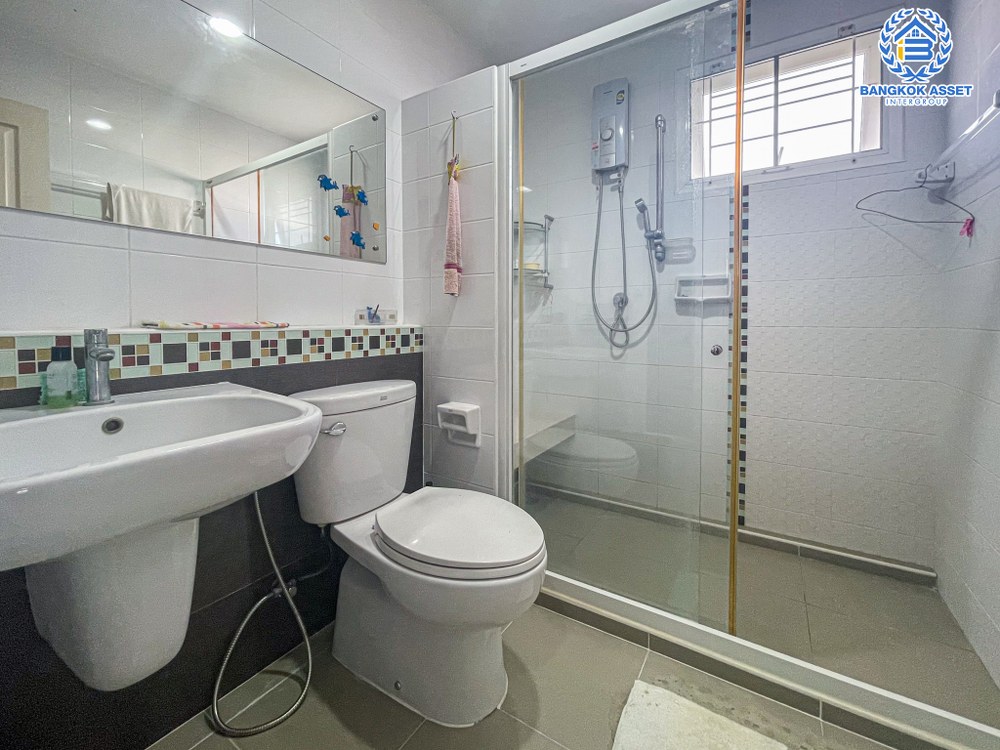 บ้านเดี่ยวมือสอง โครงการ ชัยพฤกษ์ บางใหญ่(เฟส4) แบรนด์ L&H เนื้อที่กว้าง 54 ตร.ว. ฟังก์ชัน 3 ห้องนอน 3 ห้องน้ำ 2 ที่จอดรถ สภาพดีขายถูกที่สุดในโครงการ พร้อมเข้าอยู่ได้เลย! ตั้งบนทำเลเดินทางสะดวก เชื่อมต่อถนนกาญจนาภิเษก, ถนนจันทร์ทองเอี่ยม, ถนนคลองถนน ใกล้รถไฟฟ้าสายสีม่วง "สถานีคลองบางไผ่"