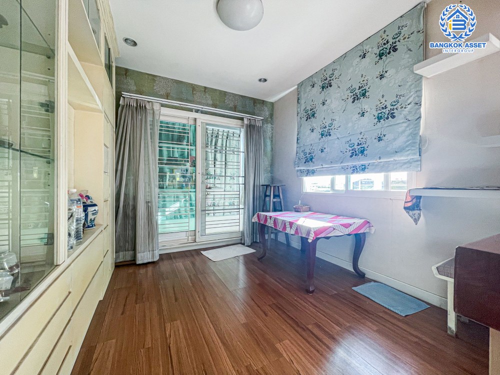 บ้านเดี่ยวมือสอง โครงการ ชัยพฤกษ์ บางใหญ่(เฟส4) แบรนด์ L&H เนื้อที่กว้าง 54 ตร.ว. ฟังก์ชัน 3 ห้องนอน 3 ห้องน้ำ 2 ที่จอดรถ สภาพดีขายถูกที่สุดในโครงการ พร้อมเข้าอยู่ได้เลย! ตั้งบนทำเลเดินทางสะดวก เชื่อมต่อถนนกาญจนาภิเษก, ถนนจันทร์ทองเอี่ยม, ถนนคลองถนน ใกล้รถไฟฟ้าสายสีม่วง "สถานีคลองบางไผ่"