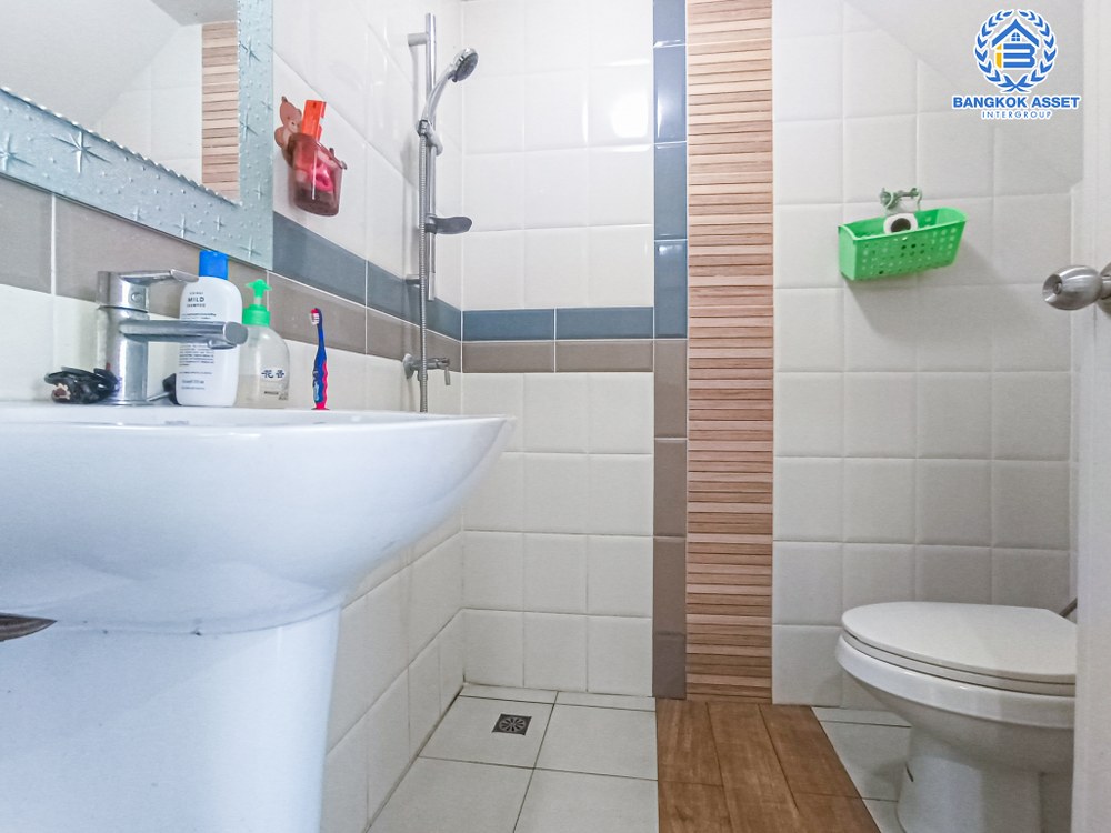 *****ทาวน์เฮ้าส์มือสอง โครงการ โกลเด้นซิตี้ ปิ่นเกล้า-จรัญสนิทวงศ์ บนเนื้อที่ 18.50 ตร.ว. ฟังก์ชัน 4 ห้องนอน 2 ห้องน้ำ 1 ที่จอดรถ บ้านสภาพสวย ฟังก์ชันครบ โครงการตั้งบนทำเลดีเชื่อมต่อถนนบางกรวย-ไทรน้อย, ถนนเทอดพระเกียรติ, ถนนนครอินทร์ ใกล้จุดขึ้นทางด่วน "ศรีรัช"