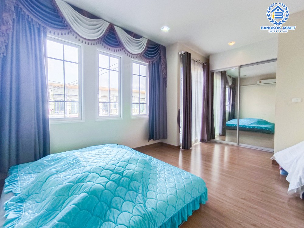 *****ทาวน์เฮ้าส์มือสอง โครงการ โกลเด้นซิตี้ ปิ่นเกล้า-จรัญสนิทวงศ์ บนเนื้อที่ 18.50 ตร.ว. ฟังก์ชัน 4 ห้องนอน 2 ห้องน้ำ 1 ที่จอดรถ บ้านสภาพสวย ฟังก์ชันครบ โครงการตั้งบนทำเลดีเชื่อมต่อถนนบางกรวย-ไทรน้อย, ถนนเทอดพระเกียรติ, ถนนนครอินทร์ ใกล้จุดขึ้นทางด่วน "ศรีรัช"