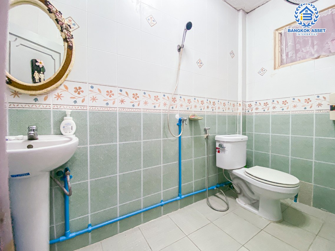 *****ทาวน์เฮ้าส์มือสองนนทบุรี หมู่บ้าน ซื่อตรง รัตนาธิเบศร์ เนื้อที่กว้าง 20 ตร.ว. ฟังก์ชัน 2 ห้องนอน 2 ห้องน้ำ 1 ที่จอดรถ แถมฟรี! 2 เครื่องปรับอากาศ บนทำเลหน้าโครงการติด ถนนรัตนาธิเบศร์ และรถไฟฟ้า "สถานีไทรม้า"!! เพียง 5 นาที ใกล้ทางด่วน "งามวงศ์วาน" จองเลย!