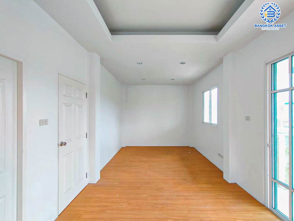 *****บ้านเดี่ยวมือสอง โครงการ สยามธารามันตรา ชลบุรี-บ้านบึง เนื้อที่กว้าง 54 ตร.ว. ฟังก์ชัน 3 ห้องนอน 2 ห้องน้ำ 2 ที่จอดรถ ดีไซน์โดดเด่นมีเอกลักษณ์เป็นของตัวเอง บนทำเลดี เชื่อมต่อถนนชลบุรี-บ้านบึง, ถนนเซิดน้อย-บ้านไผ่ และจุดขึ้นทางด่วน "ศรีรัช" จองเลย!