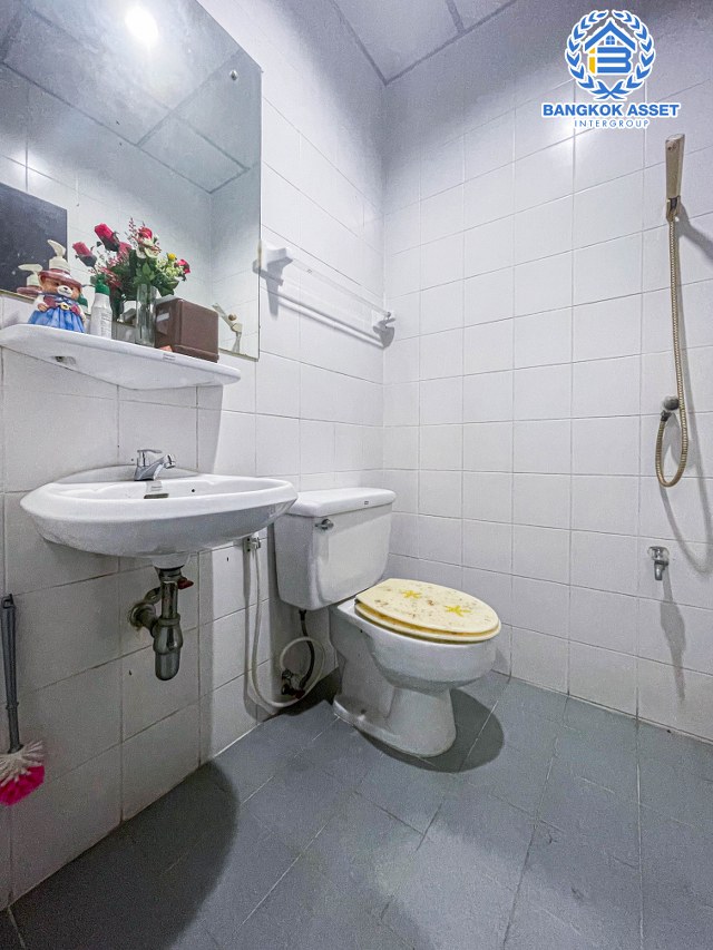 ทาวน์เฮ้าส์มือสองปทุมธานี หมู่บ้าน ปาริชาต 345 เนื้อที่ 18 ตร.ว. ฟังก์ชัน 2 ห้องนอน 2 ห้องน้ำ 1 ที่จอดรถ บ้านพร้อมอยู่ บนทำเลแห่งการเดินทาง เชื่อมต่อ ถนน 345 ถนนสะพานนนทบุรี-บางบัวทอง ถนนรังสิต-ปทุมธานี และทางด่วน "ศรีสมาน" ห้ามพลาด!