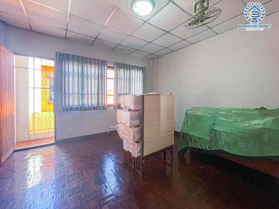 ทาวน์เฮ้าส์มือสองปทุมธานี หมู่บ้าน ปาริชาต 345 เนื้อที่ 18 ตร.ว. ฟังก์ชัน 2 ห้องนอน 2 ห้องน้ำ 1 ที่จอดรถ บ้านพร้อมอยู่ บนทำเลแห่งการเดินทาง เชื่อมต่อ ถนน 345 ถนนสะพานนนทบุรี-บางบัวทอง ถนนรังสิต-ปทุมธานี และทางด่วน "ศรีสมาน" ห้ามพลาด!