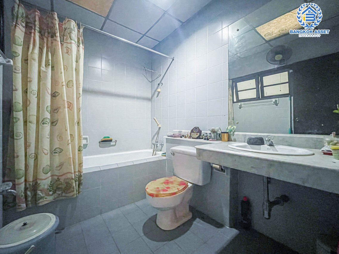 ทาวน์เฮ้าส์มือสองปทุมธานี หมู่บ้าน ปาริชาต 345 เนื้อที่ 18 ตร.ว. ฟังก์ชัน 2 ห้องนอน 2 ห้องน้ำ 1 ที่จอดรถ บ้านพร้อมอยู่ บนทำเลแห่งการเดินทาง เชื่อมต่อ ถนน 345 ถนนสะพานนนทบุรี-บางบัวทอง ถนนรังสิต-ปทุมธานี และทางด่วน "ศรีสมาน" ห้ามพลาด!