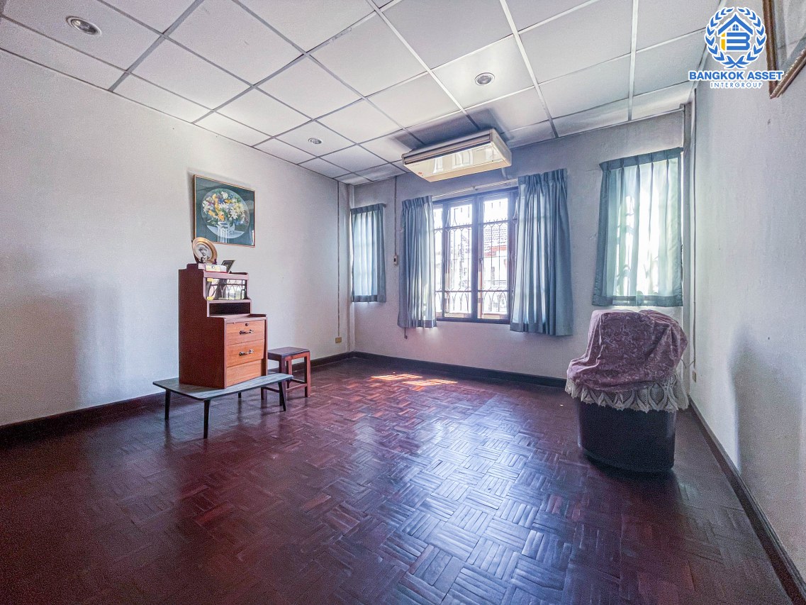 ทาวน์เฮ้าส์มือสองปทุมธานี หมู่บ้าน ปาริชาต 345 เนื้อที่ 18 ตร.ว. ฟังก์ชัน 2 ห้องนอน 2 ห้องน้ำ 1 ที่จอดรถ บ้านพร้อมอยู่ บนทำเลแห่งการเดินทาง เชื่อมต่อ ถนน 345 ถนนสะพานนนทบุรี-บางบัวทอง ถนนรังสิต-ปทุมธานี และทางด่วน "ศรีสมาน" ห้ามพลาด!