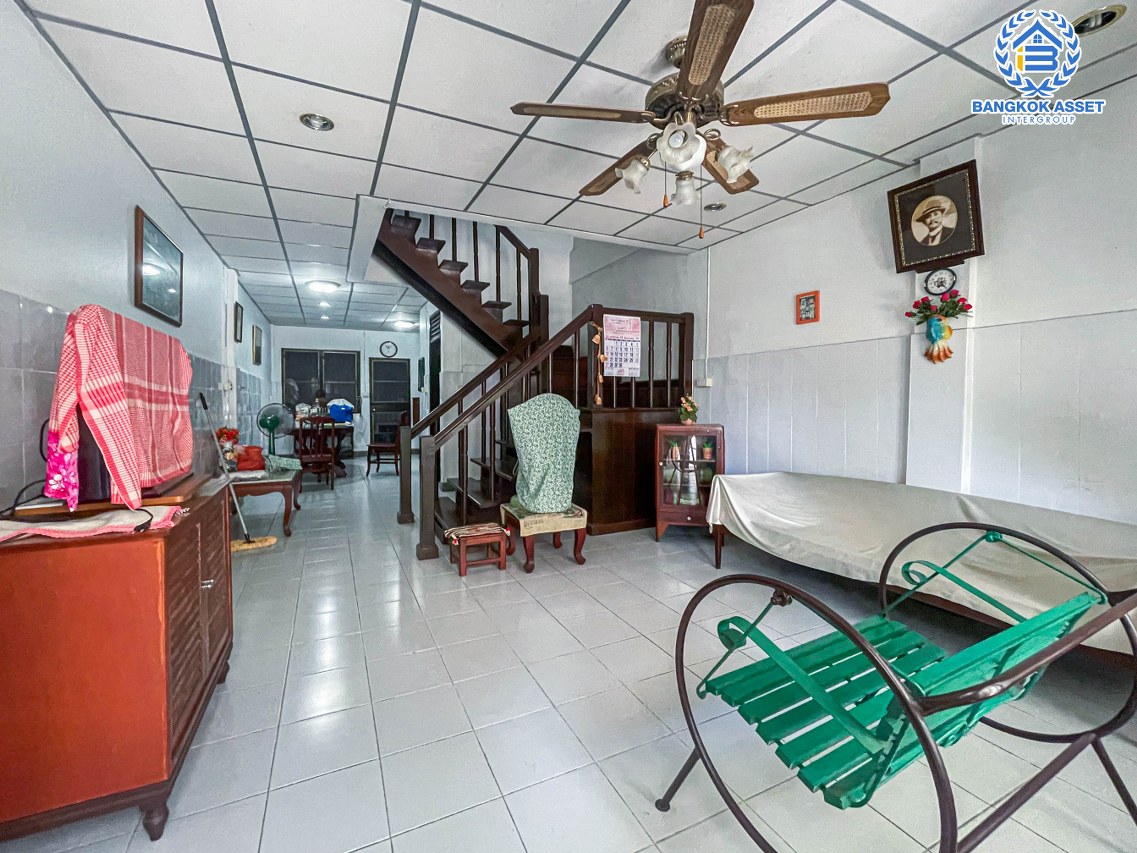 ทาวน์เฮ้าส์มือสองปทุมธานี หมู่บ้าน ปาริชาต 345 เนื้อที่ 18 ตร.ว. ฟังก์ชัน 2 ห้องนอน 2 ห้องน้ำ 1 ที่จอดรถ บ้านพร้อมอยู่ บนทำเลแห่งการเดินทาง เชื่อมต่อ ถนน 345 ถนนสะพานนนทบุรี-บางบัวทอง ถนนรังสิต-ปทุมธานี และทางด่วน "ศรีสมาน" ห้ามพลาด!