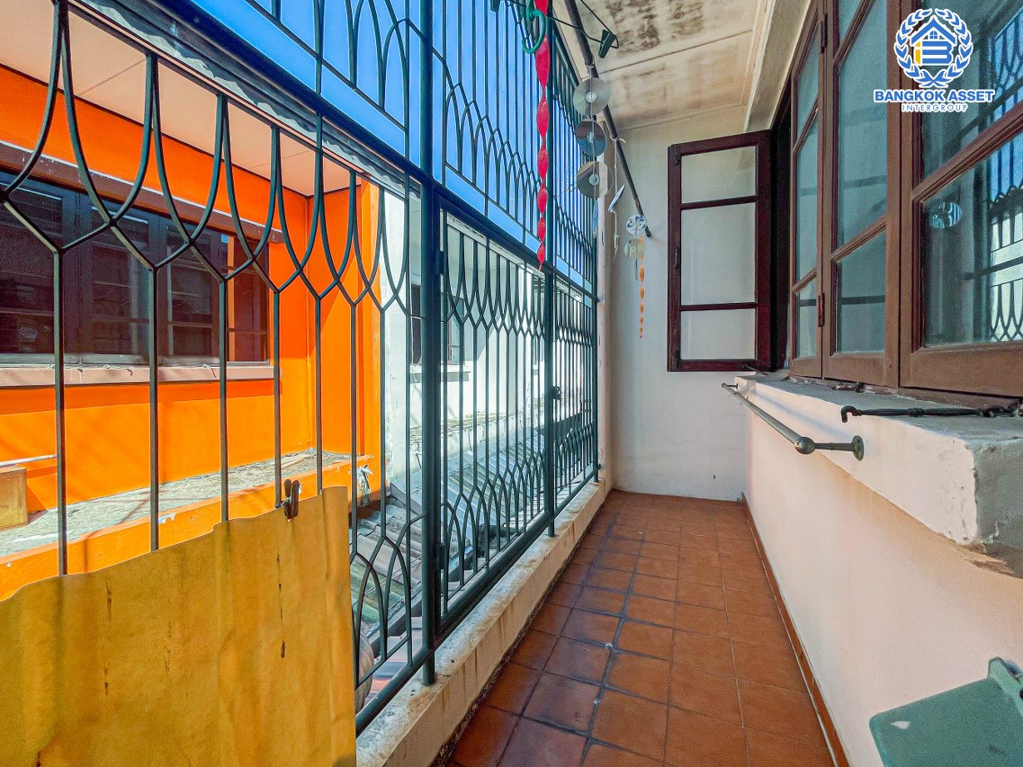 ทาวน์เฮ้าส์มือสองปทุมธานี หมู่บ้าน ปาริชาต 345 เนื้อที่ 18 ตร.ว. ฟังก์ชัน 2 ห้องนอน 2 ห้องน้ำ 1 ที่จอดรถ บ้านพร้อมอยู่ บนทำเลแห่งการเดินทาง เชื่อมต่อ ถนน 345 ถนนสะพานนนทบุรี-บางบัวทอง ถนนรังสิต-ปทุมธานี และทางด่วน "ศรีสมาน" ห้ามพลาด!