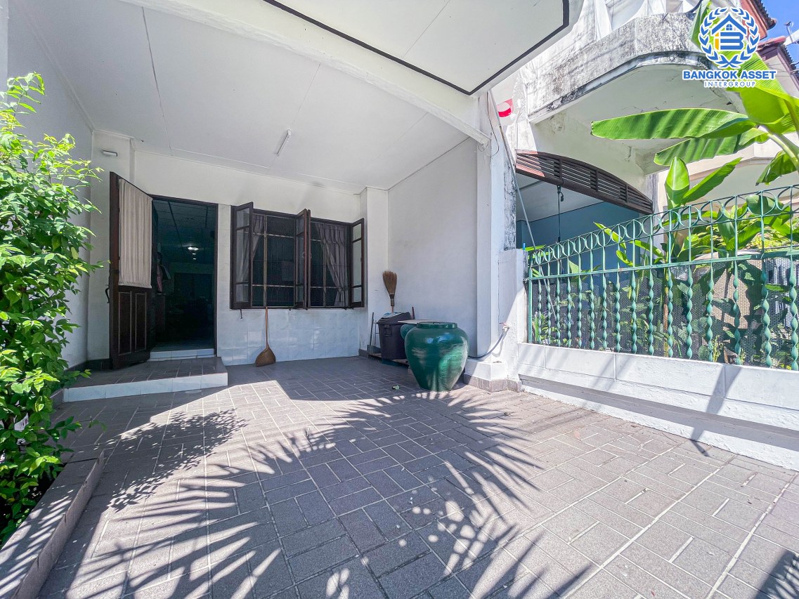 ทาวน์เฮ้าส์มือสองปทุมธานี หมู่บ้าน ปาริชาต 345 เนื้อที่ 18 ตร.ว. ฟังก์ชัน 2 ห้องนอน 2 ห้องน้ำ 1 ที่จอดรถ บ้านพร้อมอยู่ บนทำเลแห่งการเดินทาง เชื่อมต่อ ถนน 345 ถนนสะพานนนทบุรี-บางบัวทอง ถนนรังสิต-ปทุมธานี และทางด่วน "ศรีสมาน" ห้ามพลาด!