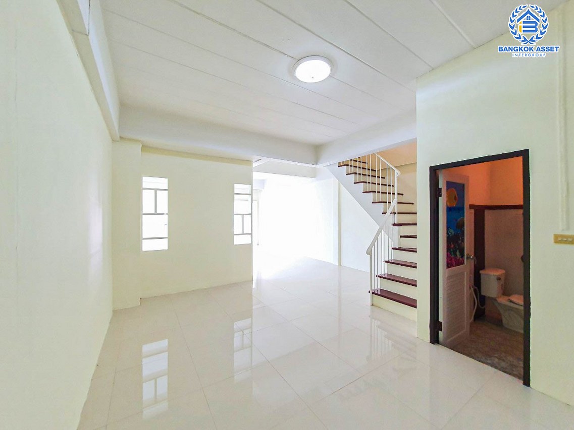 *****ทาวน์เฮ้าส์มือสองนนทบุรี หมู่บ้าน ศรีทับทิม ติวานนท์ #หลังมุม เนื้อที่กว้างขวางถึง 24 ตร.ว. ฟังก์ชัน 2 ห้องนอน 2 ห้องน้ำ 1 ที่จอดรถ บ้านเพิ่งจะมีการต่อเติมครัวใหม่ บนทำเลเชื่อมต่อถนนติวานนท์, ถนนแจ้งวัฒนะ, ถนนชัยพฤกษ์ ใกล้รถไฟฟ้าสายสีชมพู "สถานีปากเกร็ด" และทางด่วน "เมืองทอง อุดรรัถยา"