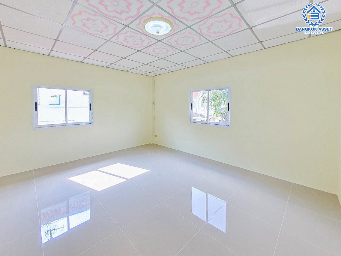 *****ทาวน์เฮ้าส์มือสองนนทบุรี หมู่บ้าน ศรีทับทิม ติวานนท์ #หลังมุม เนื้อที่กว้างขวางถึง 24 ตร.ว. ฟังก์ชัน 2 ห้องนอน 2 ห้องน้ำ 1 ที่จอดรถ บ้านเพิ่งจะมีการต่อเติมครัวใหม่ บนทำเลเชื่อมต่อถนนติวานนท์, ถนนแจ้งวัฒนะ, ถนนชัยพฤกษ์ ใกล้รถไฟฟ้าสายสีชมพู "สถานีปากเกร็ด" และทางด่วน "เมืองทอง อุดรรัถยา"