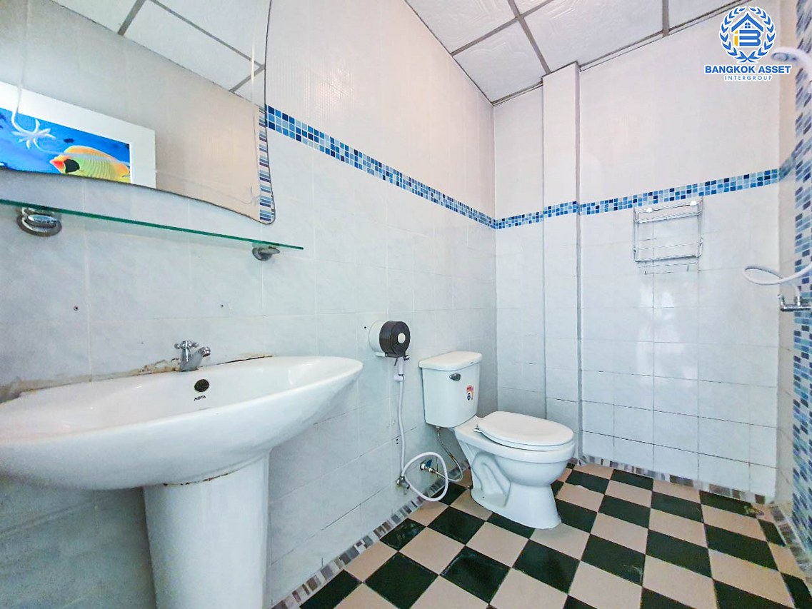 *****ทาวน์เฮ้าส์มือสองนนทบุรี หมู่บ้าน ศรีทับทิม ติวานนท์ #หลังมุม เนื้อที่กว้างขวางถึง 24 ตร.ว. ฟังก์ชัน 2 ห้องนอน 2 ห้องน้ำ 1 ที่จอดรถ บ้านเพิ่งจะมีการต่อเติมครัวใหม่ บนทำเลเชื่อมต่อถนนติวานนท์, ถนนแจ้งวัฒนะ, ถนนชัยพฤกษ์ ใกล้รถไฟฟ้าสายสีชมพู "สถานีปากเกร็ด" และทางด่วน "เมืองทอง อุดรรัถยา"