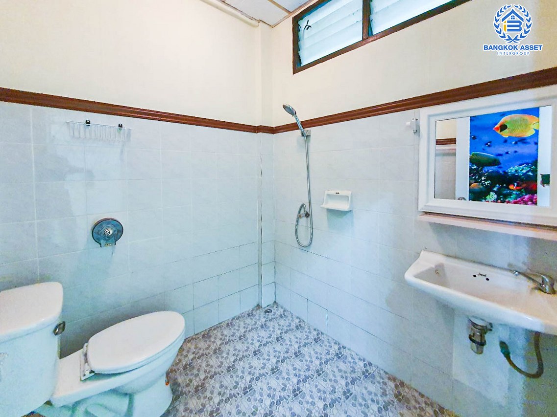 *****ทาวน์เฮ้าส์มือสองนนทบุรี หมู่บ้าน ศรีทับทิม ติวานนท์ #หลังมุม เนื้อที่กว้างขวางถึง 24 ตร.ว. ฟังก์ชัน 2 ห้องนอน 2 ห้องน้ำ 1 ที่จอดรถ บ้านเพิ่งจะมีการต่อเติมครัวใหม่ บนทำเลเชื่อมต่อถนนติวานนท์, ถนนแจ้งวัฒนะ, ถนนชัยพฤกษ์ ใกล้รถไฟฟ้าสายสีชมพู "สถานีปากเกร็ด" และทางด่วน "เมืองทอง อุดรรัถยา"