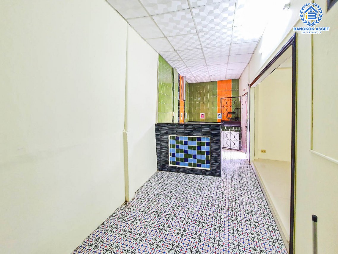 *****ทาวน์เฮ้าส์มือสองนนทบุรี หมู่บ้าน ศรีทับทิม ติวานนท์ #หลังมุม เนื้อที่กว้างขวางถึง 24 ตร.ว. ฟังก์ชัน 2 ห้องนอน 2 ห้องน้ำ 1 ที่จอดรถ บ้านเพิ่งจะมีการต่อเติมครัวใหม่ บนทำเลเชื่อมต่อถนนติวานนท์, ถนนแจ้งวัฒนะ, ถนนชัยพฤกษ์ ใกล้รถไฟฟ้าสายสีชมพู "สถานีปากเกร็ด" และทางด่วน "เมืองทอง อุดรรัถยา"