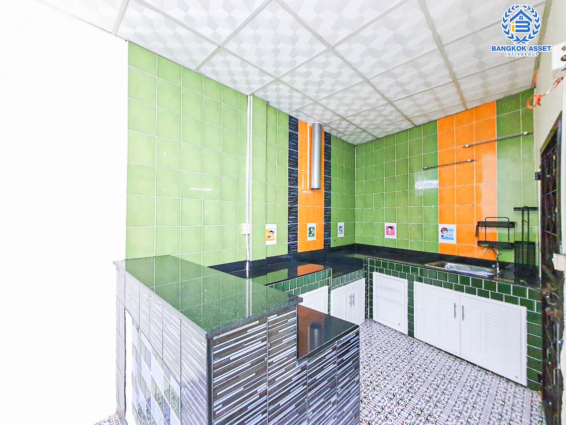 *****ทาวน์เฮ้าส์มือสองนนทบุรี หมู่บ้าน ศรีทับทิม ติวานนท์ #หลังมุม เนื้อที่กว้างขวางถึง 24 ตร.ว. ฟังก์ชัน 2 ห้องนอน 2 ห้องน้ำ 1 ที่จอดรถ บ้านเพิ่งจะมีการต่อเติมครัวใหม่ บนทำเลเชื่อมต่อถนนติวานนท์, ถนนแจ้งวัฒนะ, ถนนชัยพฤกษ์ ใกล้รถไฟฟ้าสายสีชมพู "สถานีปากเกร็ด" และทางด่วน "เมืองทอง อุดรรัถยา"