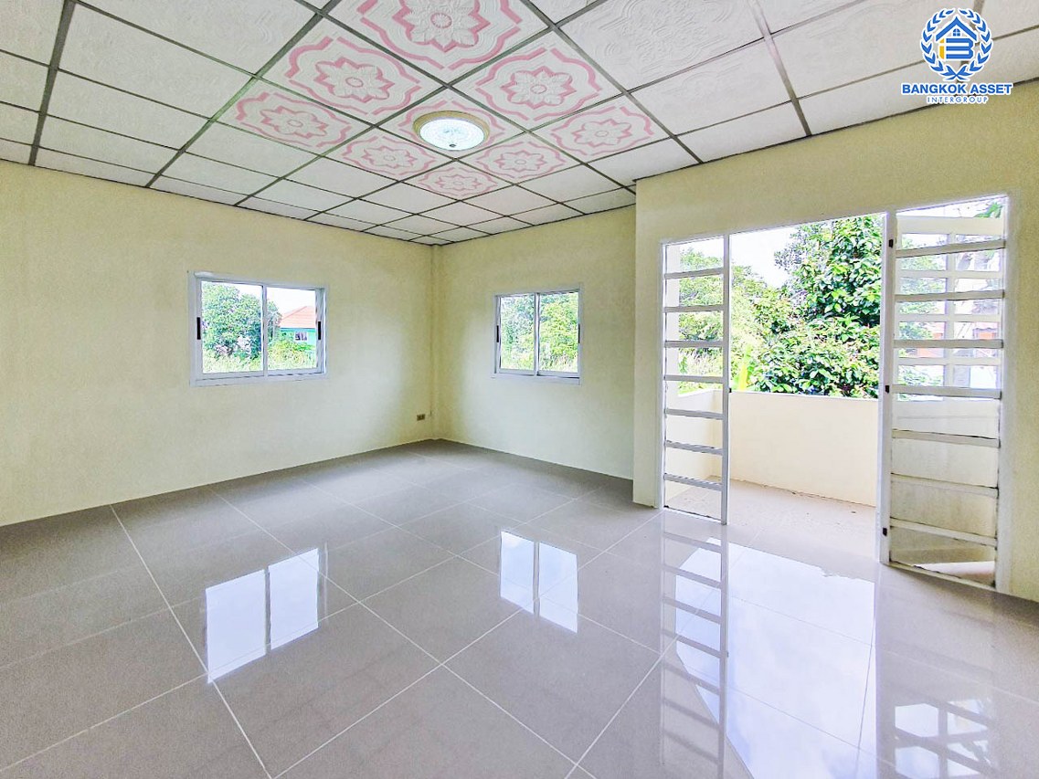 *****ทาวน์เฮ้าส์มือสองนนทบุรี หมู่บ้าน ศรีทับทิม ติวานนท์ #หลังมุม เนื้อที่กว้างขวางถึง 24 ตร.ว. ฟังก์ชัน 2 ห้องนอน 2 ห้องน้ำ 1 ที่จอดรถ บ้านเพิ่งจะมีการต่อเติมครัวใหม่ บนทำเลเชื่อมต่อถนนติวานนท์, ถนนแจ้งวัฒนะ, ถนนชัยพฤกษ์ ใกล้รถไฟฟ้าสายสีชมพู "สถานีปากเกร็ด" และทางด่วน "เมืองทอง อุดรรัถยา"