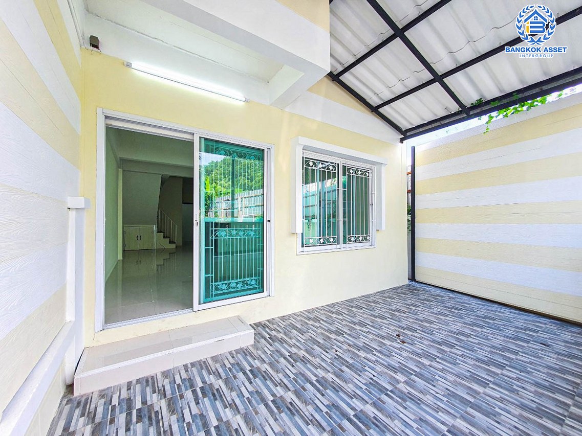 *****ทาวน์เฮ้าส์มือสองนนทบุรี หมู่บ้าน ศรีทับทิม ติวานนท์ #หลังมุม เนื้อที่กว้างขวางถึง 24 ตร.ว. ฟังก์ชัน 2 ห้องนอน 2 ห้องน้ำ 1 ที่จอดรถ บ้านเพิ่งจะมีการต่อเติมครัวใหม่ บนทำเลเชื่อมต่อถนนติวานนท์, ถนนแจ้งวัฒนะ, ถนนชัยพฤกษ์ ใกล้รถไฟฟ้าสายสีชมพู "สถานีปากเกร็ด" และทางด่วน "เมืองทอง อุดรรัถยา"