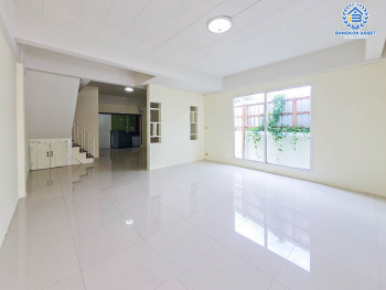 *****ทาวน์เฮ้าส์มือสองนนทบุรี หมู่บ้าน ศรีทับทิม ติวานนท์ #หลังมุม เนื้อที่กว้างขวางถึง 24 ตร.ว. ฟังก์ชัน 2 ห้องนอน 2 ห้องน้ำ 1 ที่จอดรถ บ้านเพิ่งจะมีการต่อเติมครัวใหม่ บนทำเลเชื่อมต่อถนนติวานนท์, ถนนแจ้งวัฒนะ, ถนนชัยพฤกษ์ ใกล้รถไฟฟ้าสายสีชมพู "สถานีปากเกร็ด" และทางด่วน "เมืองทอง อุดรรัถยา"